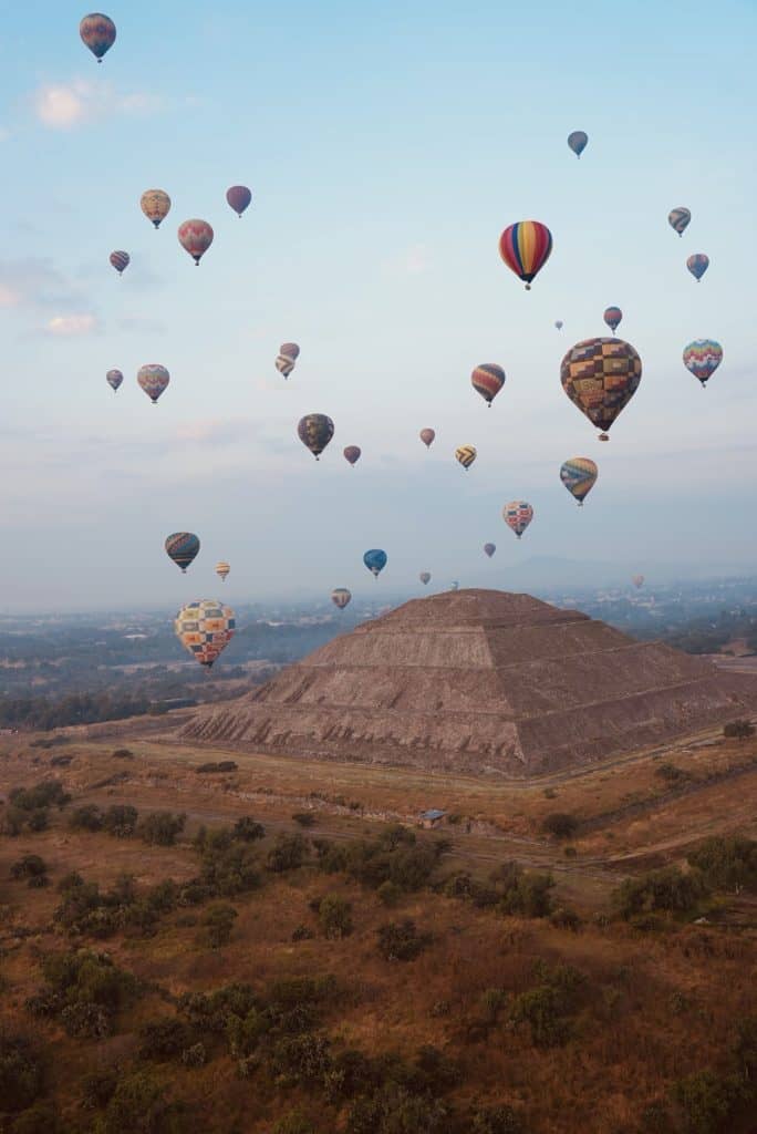 hot air balloons over Teotihuacán Pyramids 