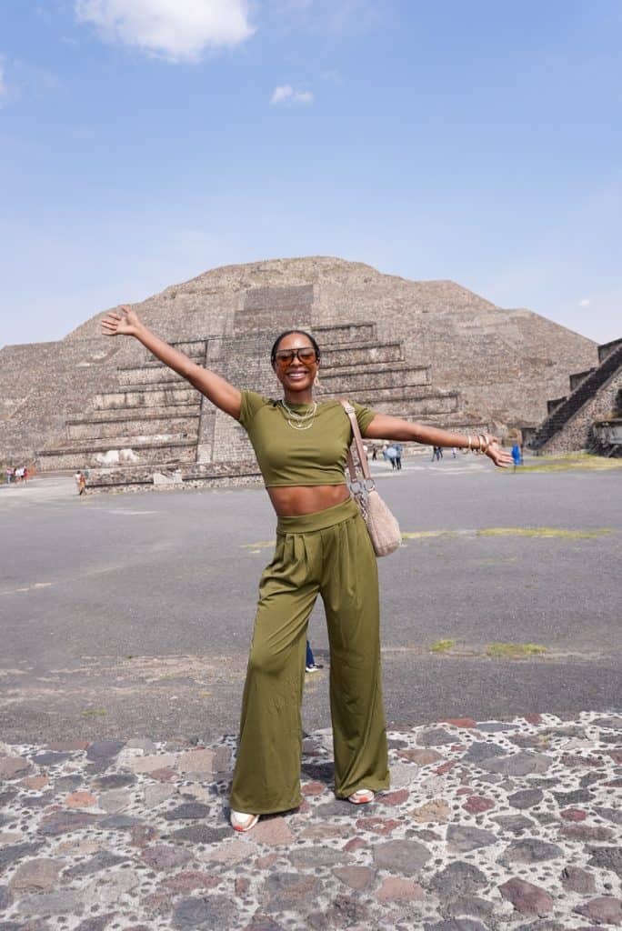 Woman standing in front of Teotihuacán Pyramids in Mexico