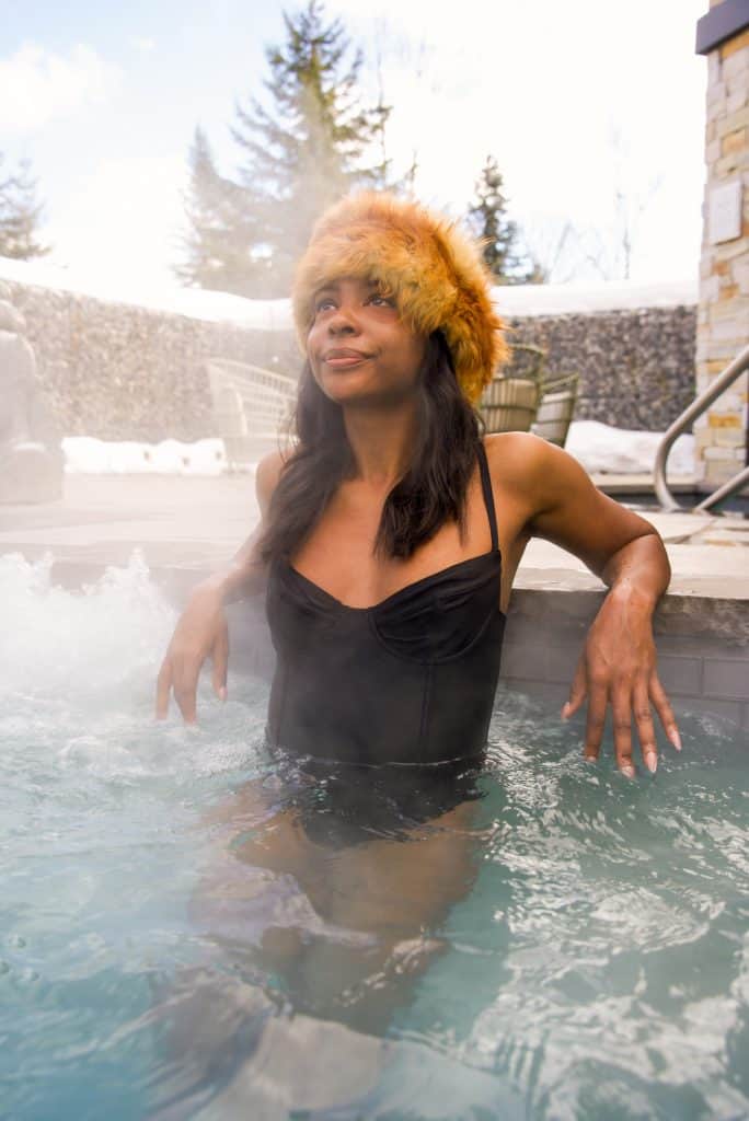 woman sitting in hot tub in Québec spa